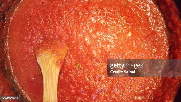 red homemade spaghetti sauce - tomatensoße stock-fotos und bilder