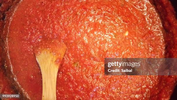 red homemade spaghetti sauce - tomatensaus stockfoto's en -beelden