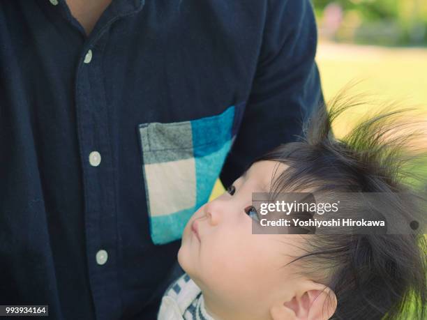 toddler girl ( 6-11 months ) portrait at park under sunshine - stadtteil koto stock-fotos und bilder