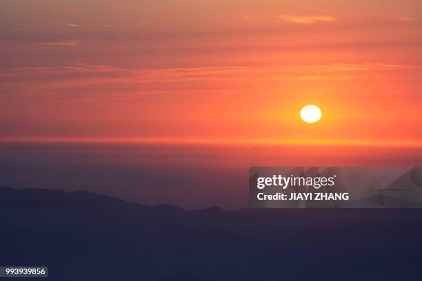 sunrise at huangshan, china - huangshan stock-fotos und bilder