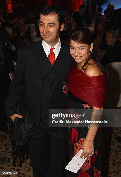 Federal chairman of Germany's Greens party Cem Oezdemir arrives with his wife Pia Castro for the Goldene Sportpyramide Award at the Adlon Hotel on...