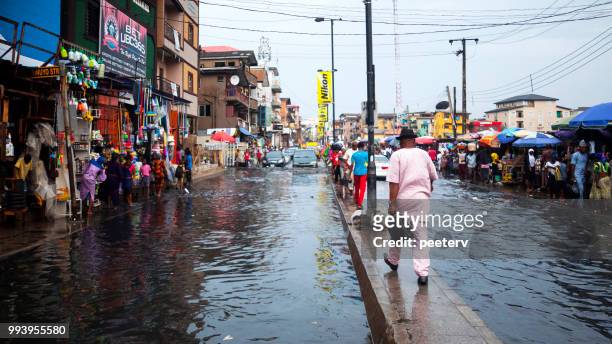 overstroming in de afrikaanse stad - lagos, nigeria - peeter viisimaa or peeterv stockfoto's en -beelden