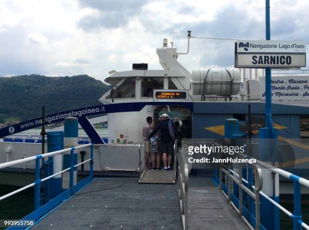 lago d'iseo (lake iseo), italy: people boarding ferry - sarnico stock pictures, royalty-free photos & images