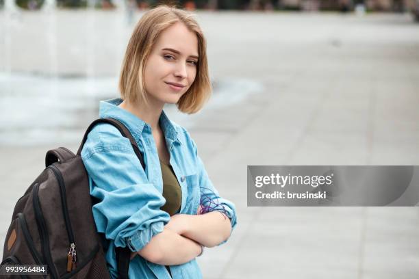 porträt einer jungen attraktiven studentin 20 jahre alt mit einem rucksack - 20 24 jahre stock-fotos und bilder