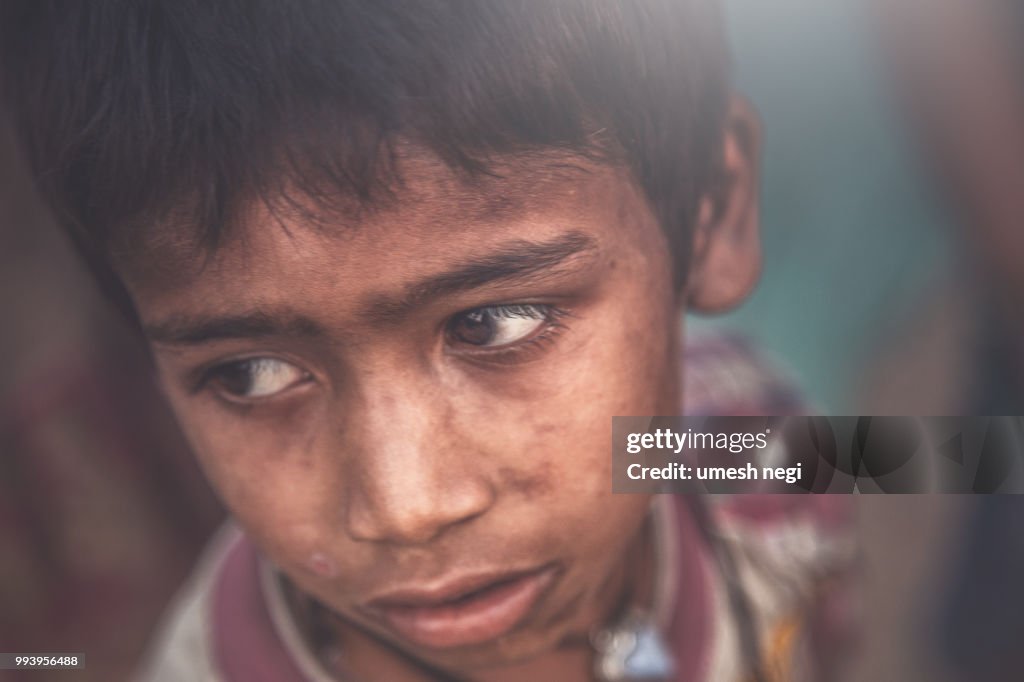 來自印度的可憐孩子的畫像