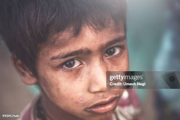 um retrato de uma criança pobre da índia - abaixo do peso - fotografias e filmes do acervo
