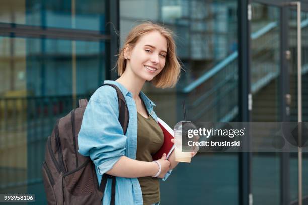 ritratto di una giovane studentessa attraente 20 anni con uno zaino - 20 24 years photos foto e immagini stock