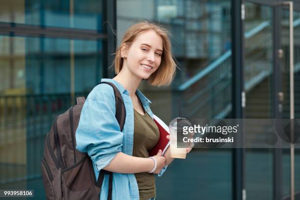20歲的年輕有吸引力的女學生的肖像與背包 - 20 24 years 個照片及圖片檔