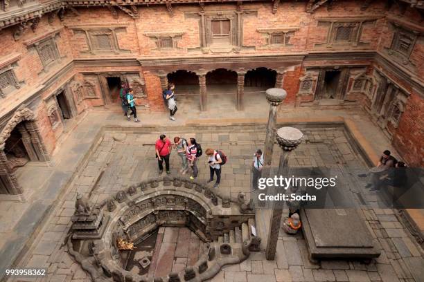 ein hof des mul chowk königspalast - kathmandu tal stock-fotos und bilder