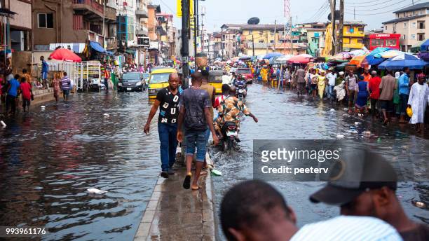 hochwasser in afrikanische stadt - lagos, nigeria - peeter viisimaa or peeterv stock-fotos und bilder