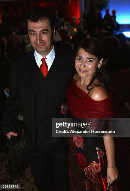 Federal chairman of Germany's Greens party Cem Oezdemir arrives with his wife Pia Castro for the Goldene Sportpyramide Award at the Adlon Hotel on...
