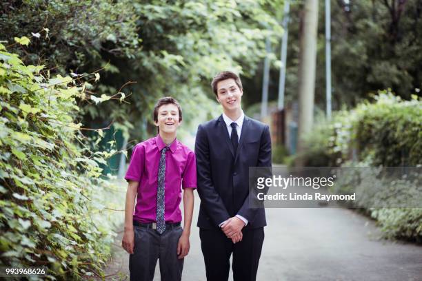 porträt von zwei brüdern in einer gasse - frat boy stock-fotos und bilder