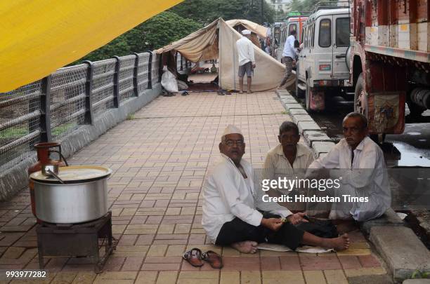 Devotees also known as Vaarkaris resting on footpath of Shinde bridge near Balgandharva during annual pilgrimage walk carrying palki of Saint...