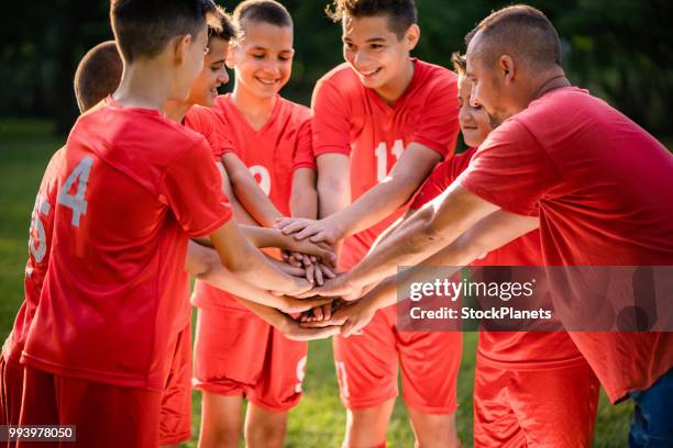 soccer team before game - junior stock pictures, royalty-free photos & images