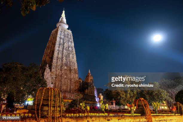 mahabodhi temple with full moon - mahabodhi temple stock pictures, royalty-free photos & images
