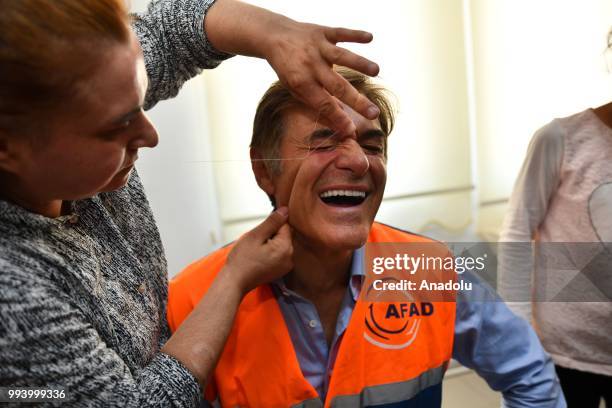 Syrian hairdresser makes skin care to Turkish-American cardiothoracic surgeon Mehmet Oz as he meets with Syrians during his visit to Nizip container...