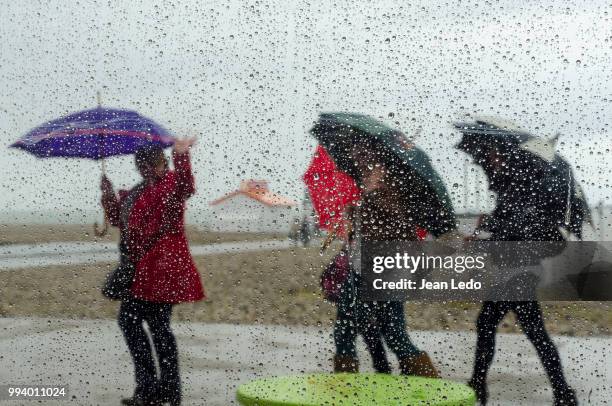 sous l'orage. - lorage stockfoto's en -beelden