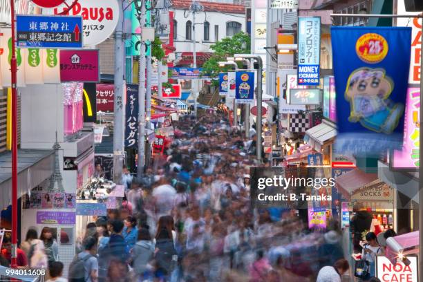 takeshita-dori shopping street in the trendy harakuku district of tokyo, japan - takeshita dori foto e immagini stock