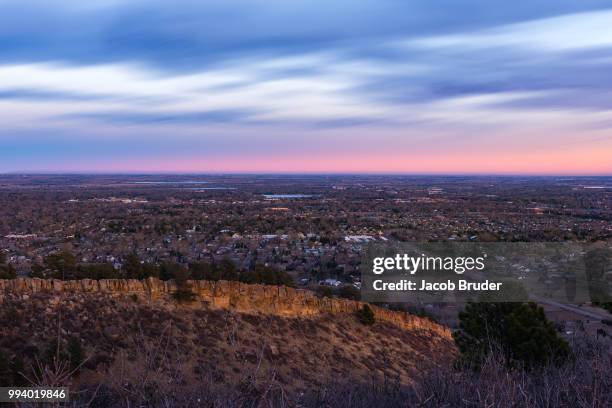 sunset above fort collins - bruder stockfoto's en -beelden