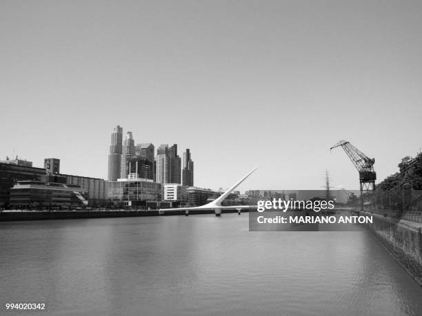 puerto madero - puente de la mujer - perto de stock-fotos und bilder