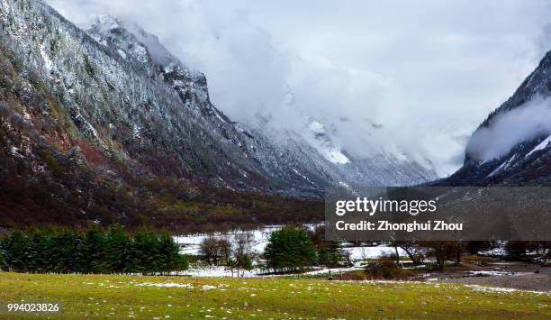 a view of gongga mountain - mount gongga stock pictures, royalty-free photos & images