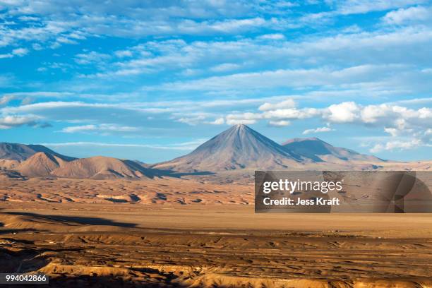 licancabur volcano view - licancabur fotografías e imágenes de stock