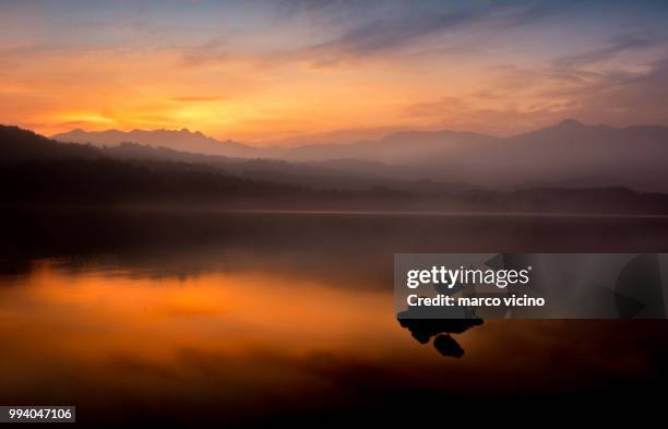 peace sunset - vicino fotografías e imágenes de stock