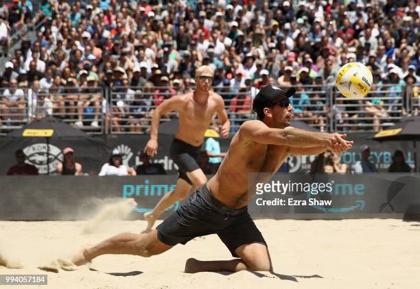 Sean Rosenthal sets the ball for partner Chase Budinger during their match against Ed Ratledge and Roberto Rodriguez in the finals of the Men's AVP...