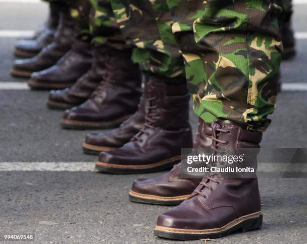 soldiers on romanian national day - dat photos et images de collection