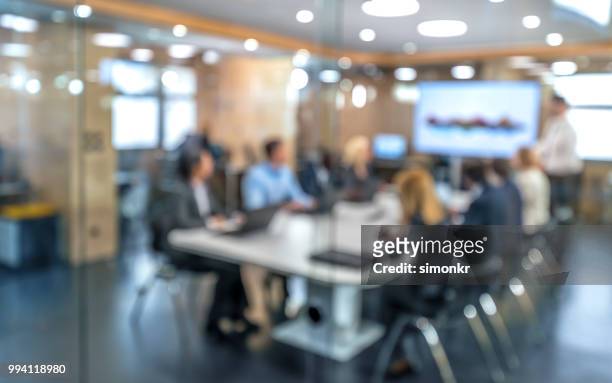 soft-fokus business-leute sitzen im konferenzraum - multi ethnic business people having discussion at table in board room stock-fotos und bilder
