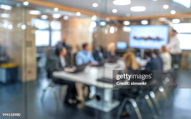 soft focus sea... mensen uit het bedrijfsleven zitten in vergaderruimte - meeting room stockfoto's en -beelden