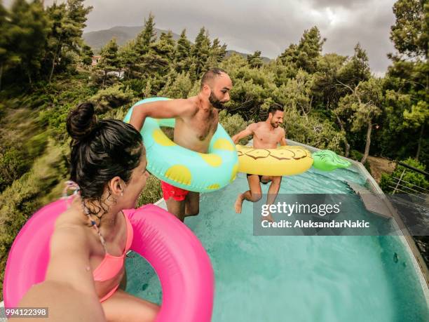 swimming pool-sprung - friends donut stock-fotos und bilder