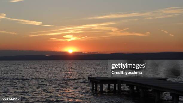 sonnenuntergang  am  neusiedlersee - sonnenuntergang fotografías e imágenes de stock