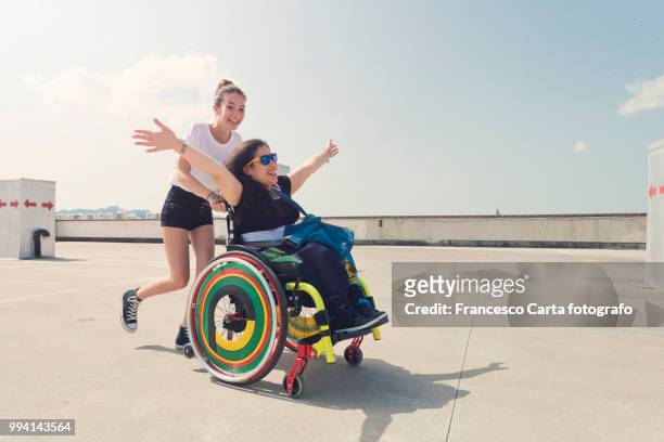 disability - chaise roulante photos et images de collection