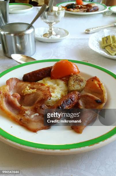 irish breakfast on table prepared for eating - mikroman6 imagens e fotografias de stock