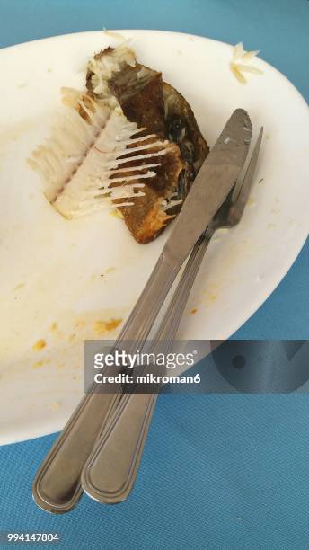 leftover fish bone in plate on table - bone fish 個照片及圖片檔