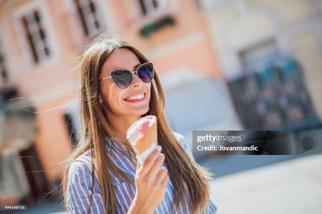 快樂��的女孩享受霜淇淋戶外