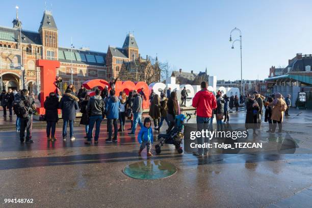 ik meld u amsterdam op het museumplein, rijksmuseum - museumplein stockfoto's en -beelden