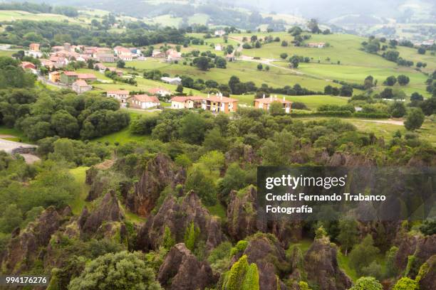 elevated view from the cabárceno natural park, cantabria, spain - fernando trabanco stock pictures, royalty-free photos & images