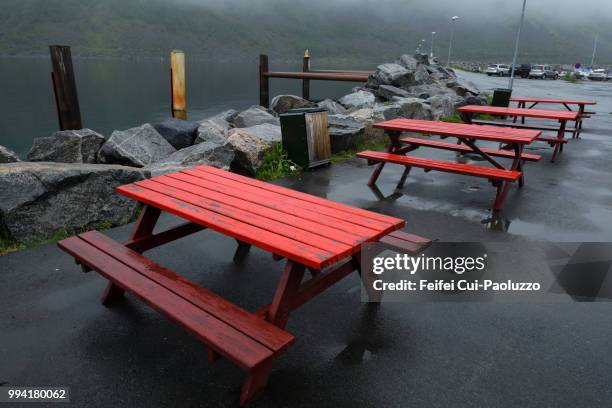 red picnic table at seaside of gryllefjord, norway - comté de troms photos et images de collection