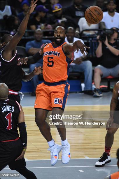 Baron Davis of 3's Company passes the ball against Trilogy during week three of the BIG3 three on three basketball league game at ORACLE Arena on...