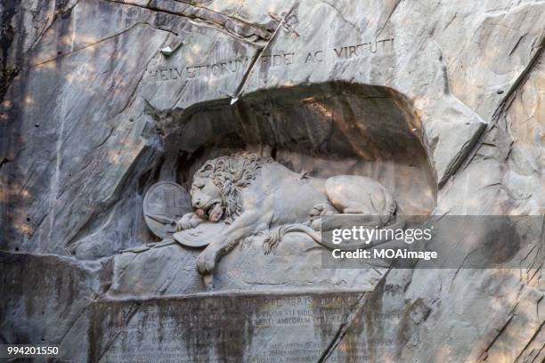 lion monument,lucerne,switzerland - canton-de-lucerne photos et images de collection