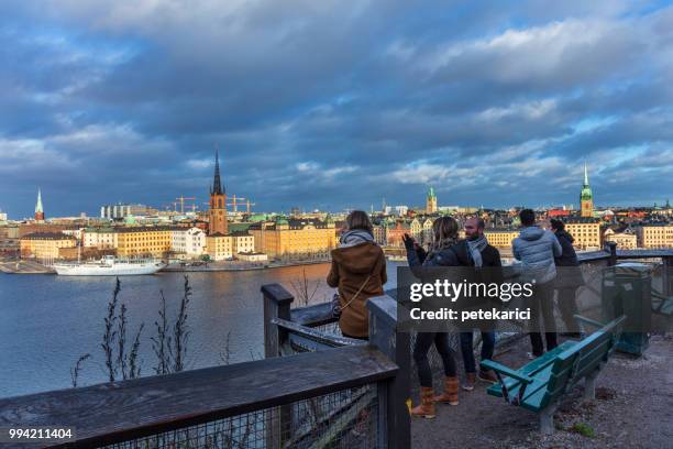 aussicht auf gamla stan, stockholm im winter, schweden - riddarholmen stock-fotos und bilder