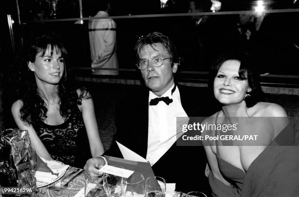 Alain Delon et son epouse Rosalie, aux cotes de l'actrice italienne Claudia Cardinale lors de la ceremonie des Cesar le 25 fevrier 1995, à Paris,...