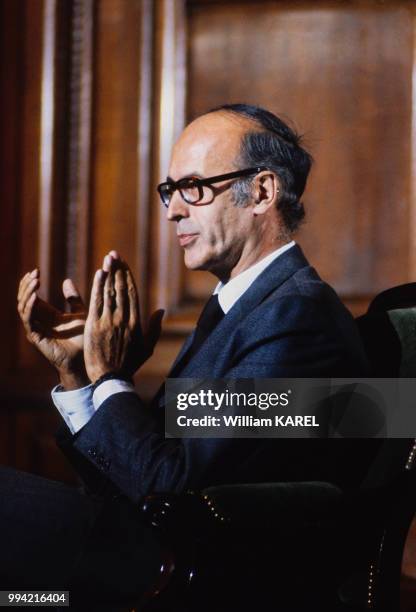 Valéry Giscard d'Estaing applaudit.