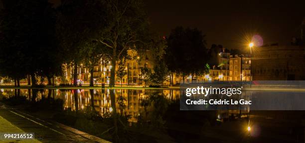 miroir d'eau - miroir stock pictures, royalty-free photos & images