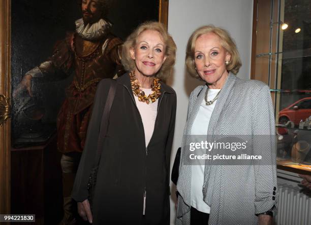 Entertainers Alice and Ellen Kessler at the Dorotheum reception in Munich, Germany, 13 September 2017. The auction house is holding an auction in...