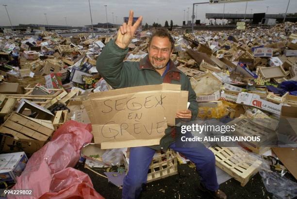 Greve des eboueurs au marche de gros le 20 septembre 1990 a Rungis, France.