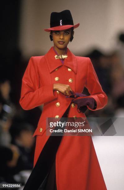 Le top model ethiopien Anna Getaneh au defile Yves Saint Laurent Pret-a-porter Automne-Hiver 1992-1993 en mars 1992 a Paris, France.