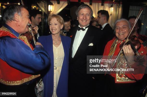 Les comediens Catherine Rich et Claude Rich a la ceremonie de remise des Molieres du theatre le 18 avril 1994 a Paris, France.